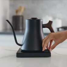 Charger l&#39;image dans la galerie, bouilloire électrique en utilisation dans une cuisine
