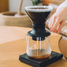 Charger l&#39;image dans la galerie, préparation d&#39;un café avec une cafetière hario switch
