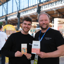 Charger l&#39;image dans la galerie, Chocolat &quot;Oat Cappuccino&quot; Mike &amp; Becky
