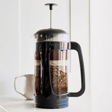 Charger l&#39;image dans la galerie, cafetière à piston remplie

