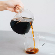 Charger l&#39;image dans la galerie, carafe pour café en train de verser dans une tasse

