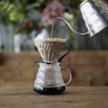 Charger l&#39;image dans la galerie, bouilloire en train de verser un café V60
